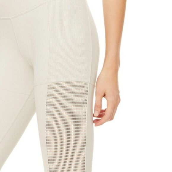 Alo Yoga Knit Off The Grid Capri Leggings in Bone L - Picture 5 of 5